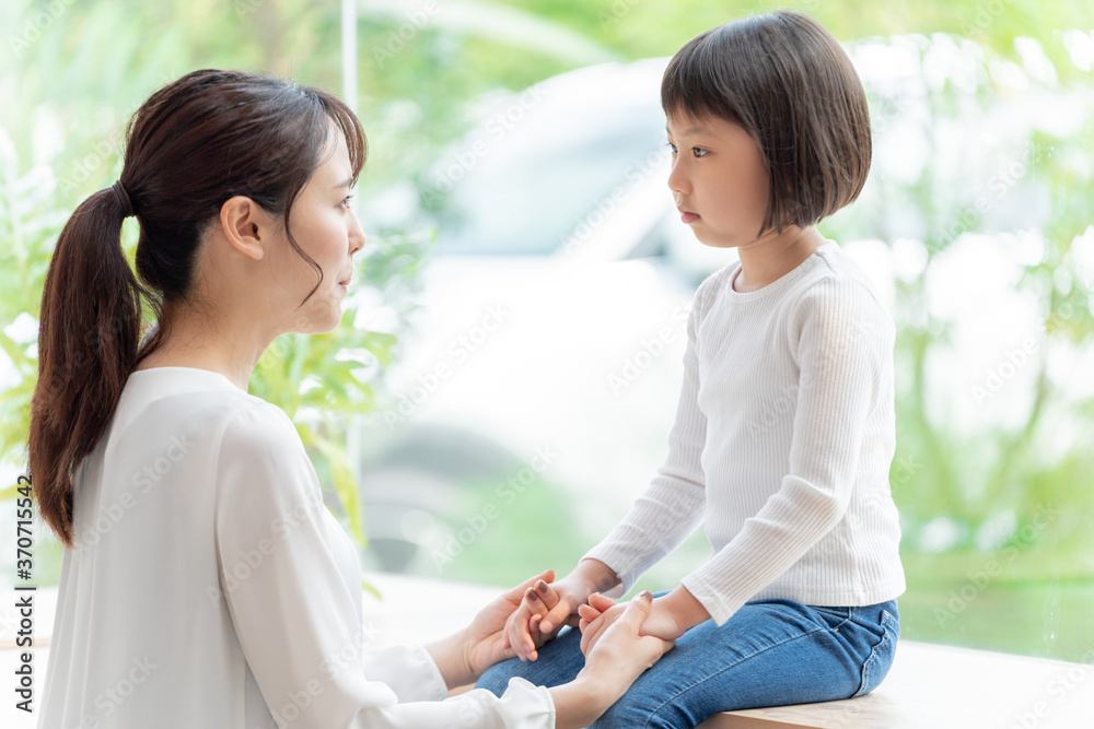 お母さんと遊ぶ女の子