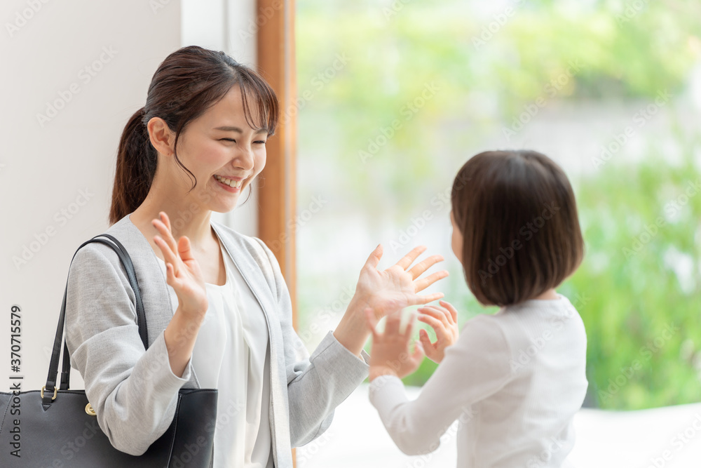 お母さんと遊ぶ女の子