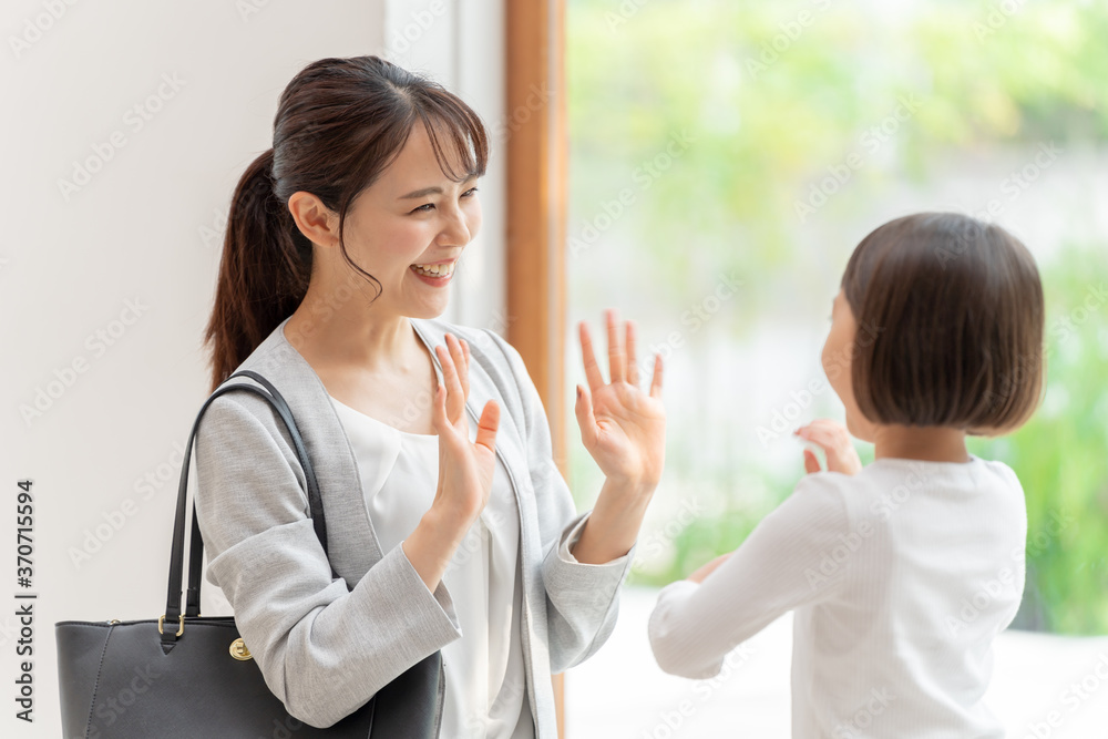 お母さんと遊ぶ女の子