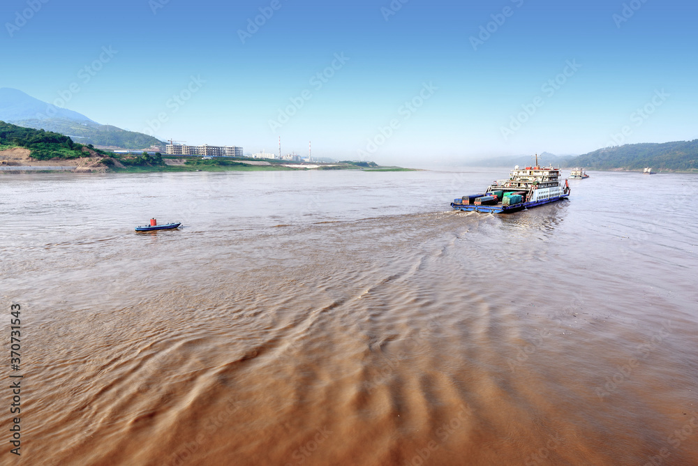 On the Yangtze River, cargo ships shuttle back and forth, and the golden Waterway