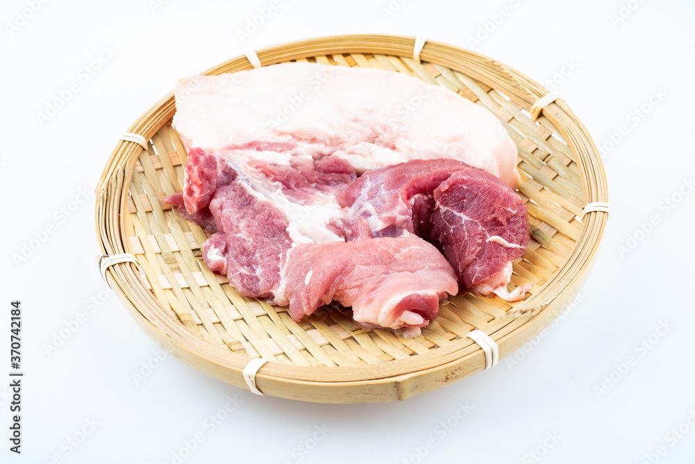 白底盘子里的新鲜前腿肉