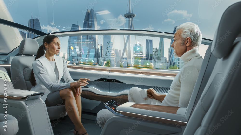 Beautiful Female and Senior Man are Having a Conversation in a Driverless Autonomous Vehicle. Futuri