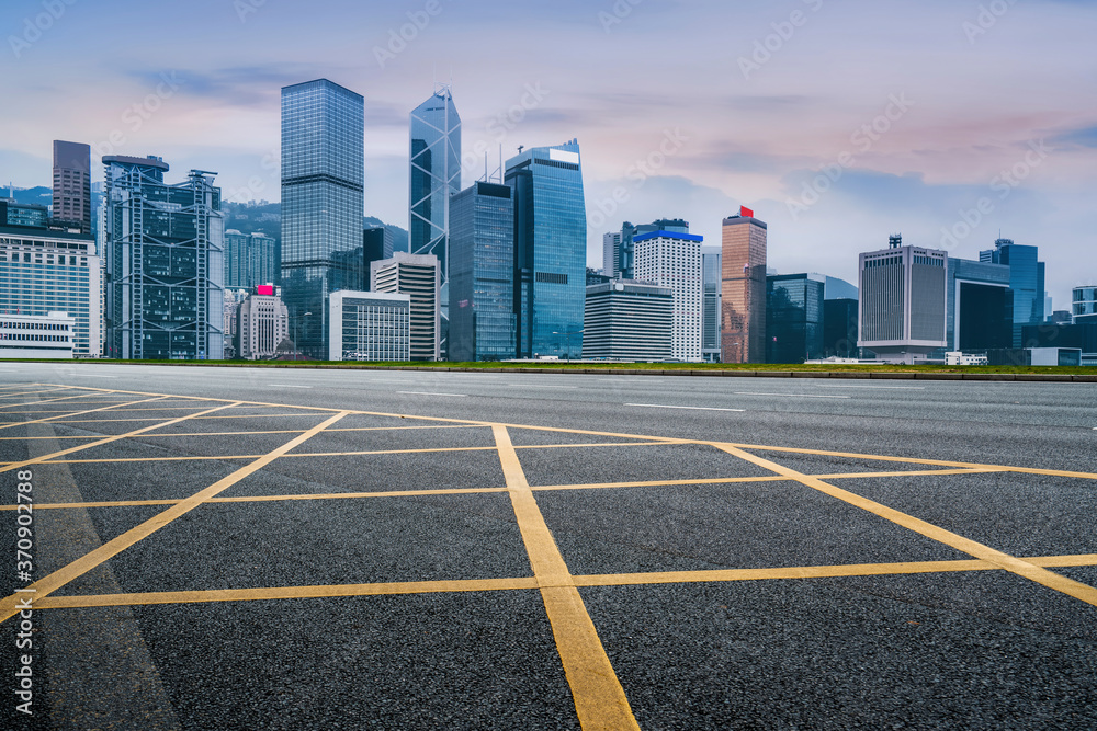 穿越中国现代建筑的城市道路