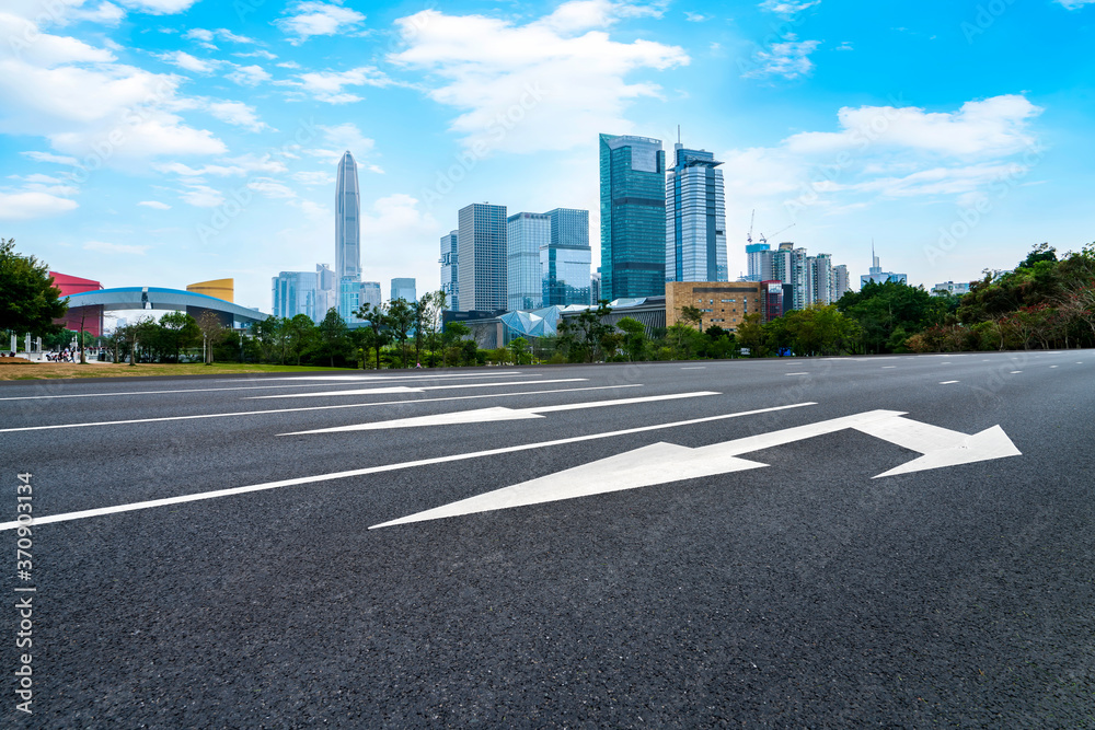 穿过中国现代建筑的城市道路