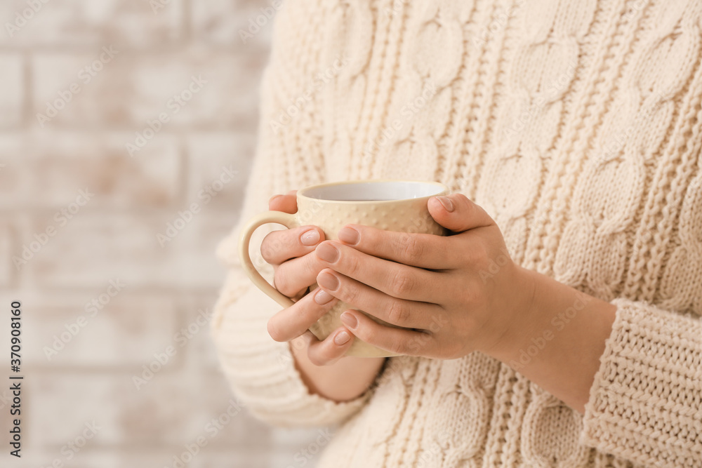 家里有一杯热茶的女人，特写