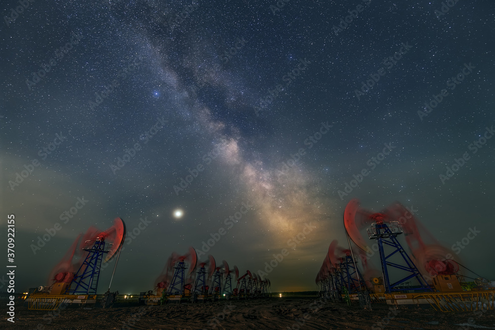 夜晚星空下的抽油机。