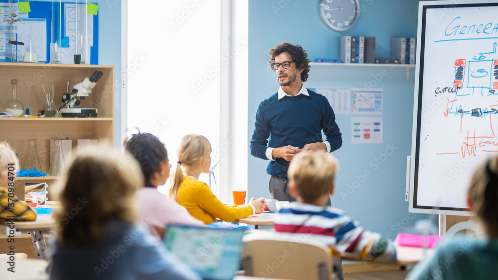 小学物理老师使用交互式数字白板向充满