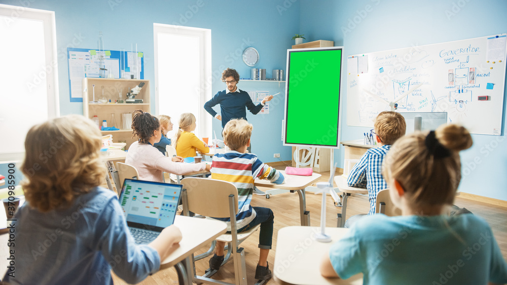 小学物理老师使用绿色屏幕模拟温度的交互式数字白板