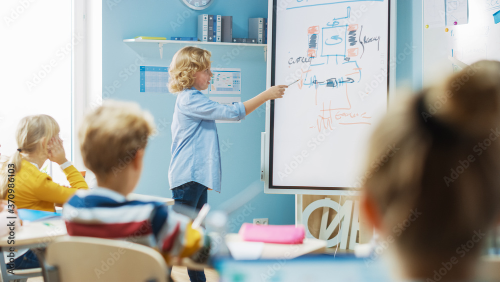 小学科学课：可爱的年轻学生使用互动数字白板向学生展示