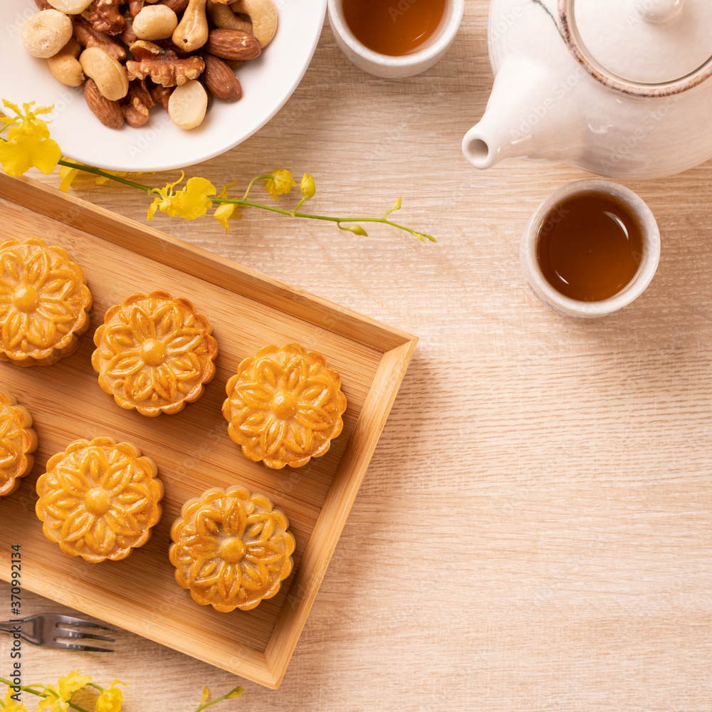 中秋节月饼、月饼、茶具在明亮的木桌上的概念设计w