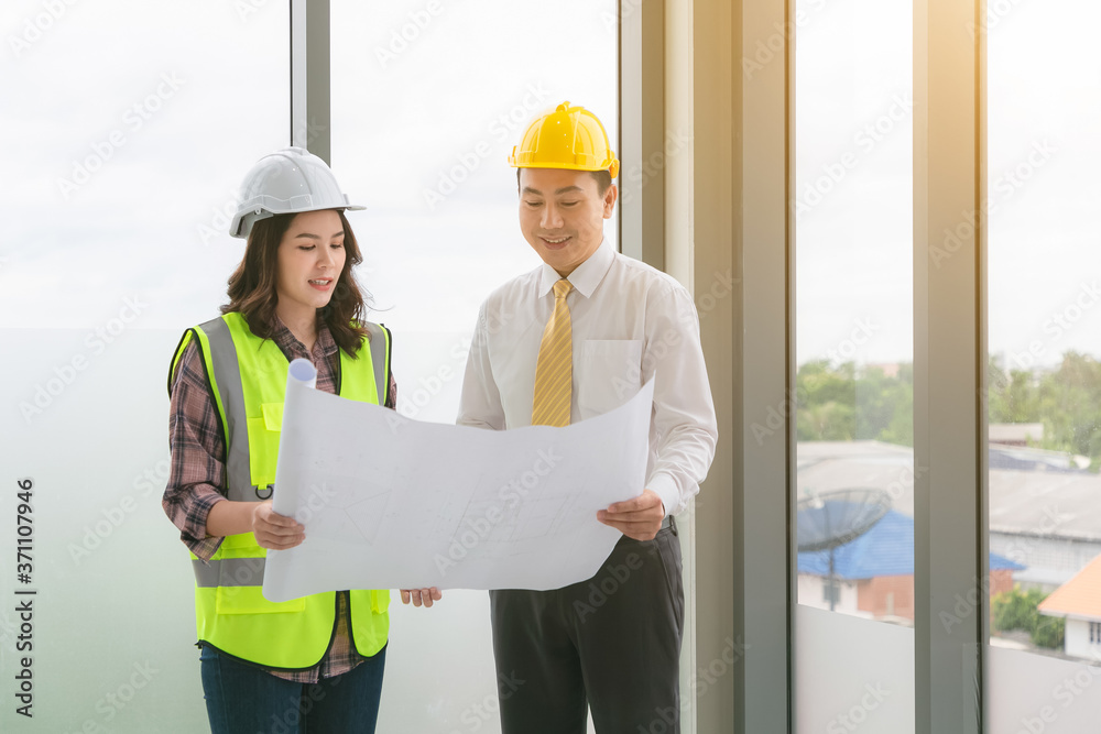 两位商务建筑工地工程师。工作场所的工程对象与后台的合作伙伴