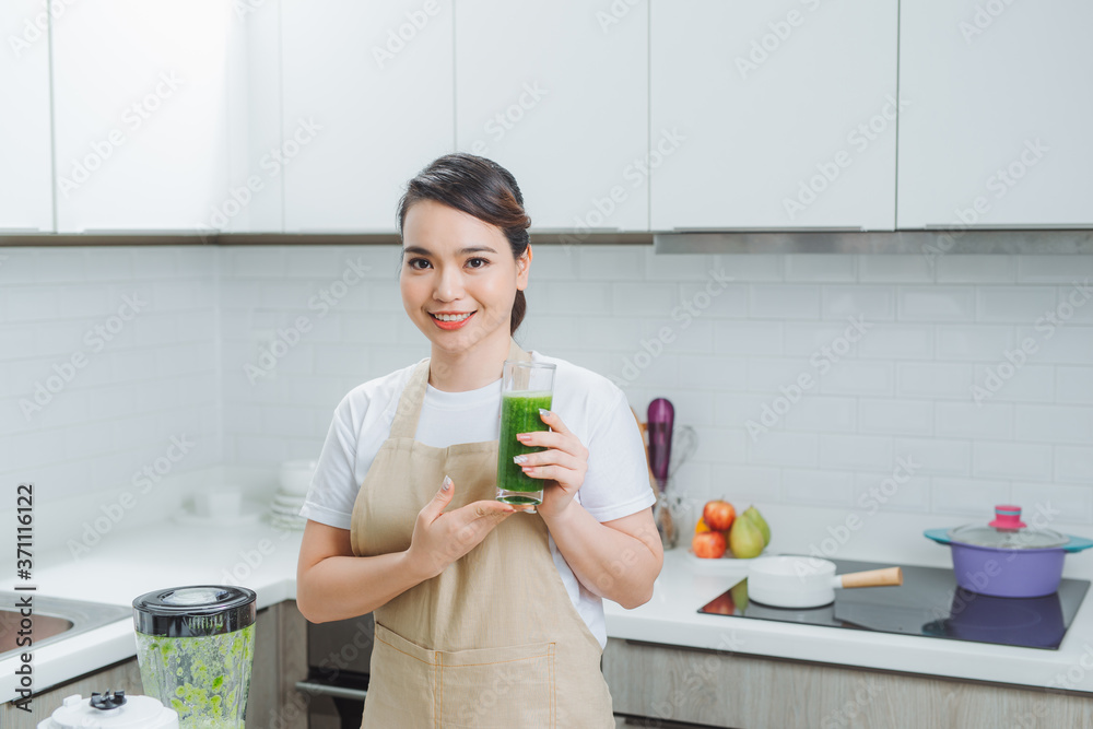 年轻女子在家制作排毒奶昔