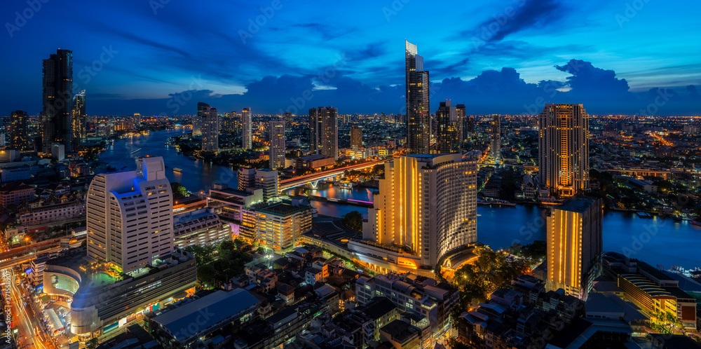 酒店屋顶酒吧的曼谷城市景观，Chao-phraya河背景