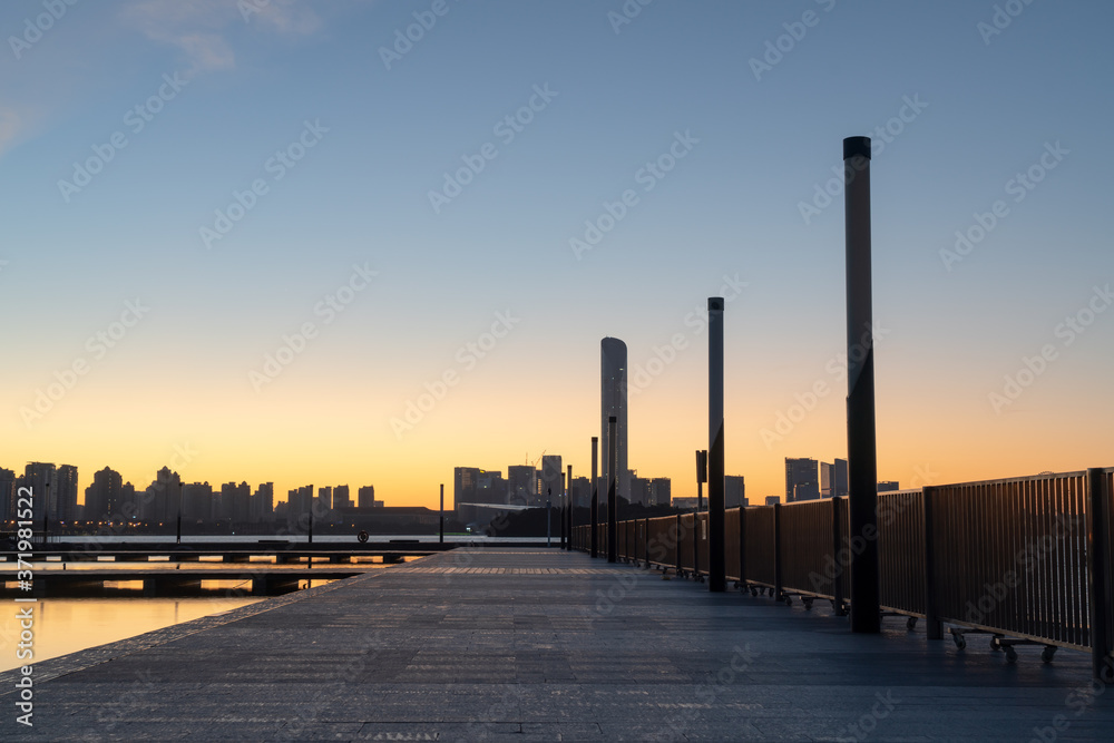 阳光明媚的早晨，空荡荡的混凝土平台。