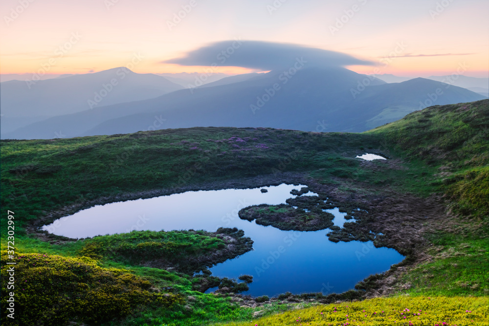 日出时的山湖。绿色山丘和阳光的如画夏季景观i