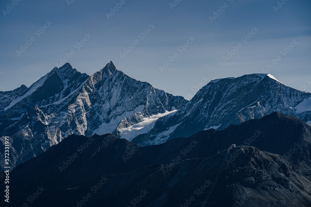 阿尔卑斯山、塔斯霍恩山和多姆山的著名山峰。海拔4000米的瑞士高山景观