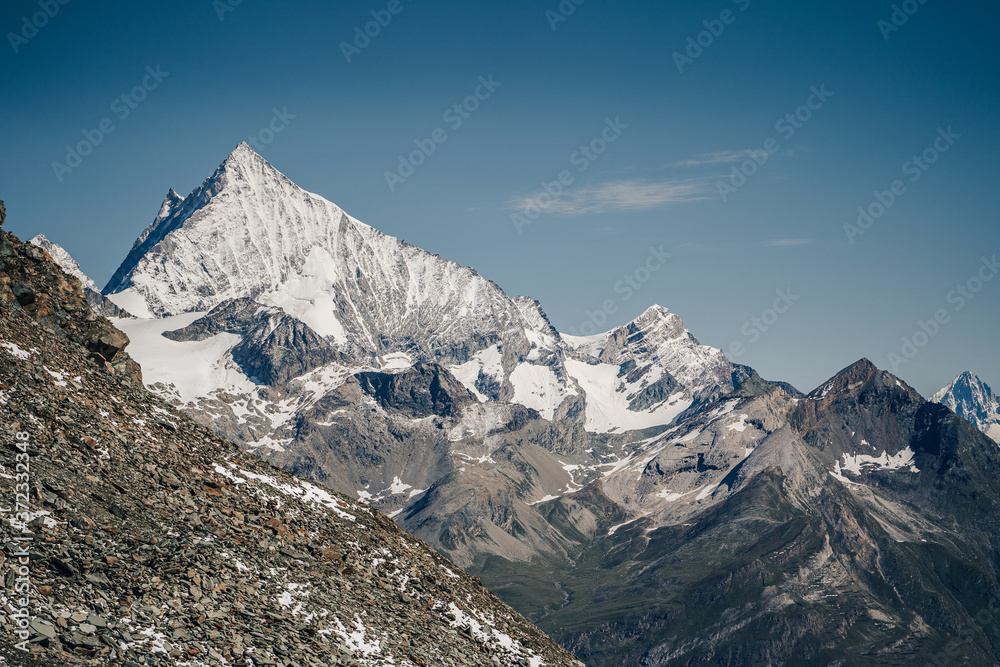 瑞士瓦莱州著名的高山山峰Weisshorn（4506米）的美景。高而陡峭，sn