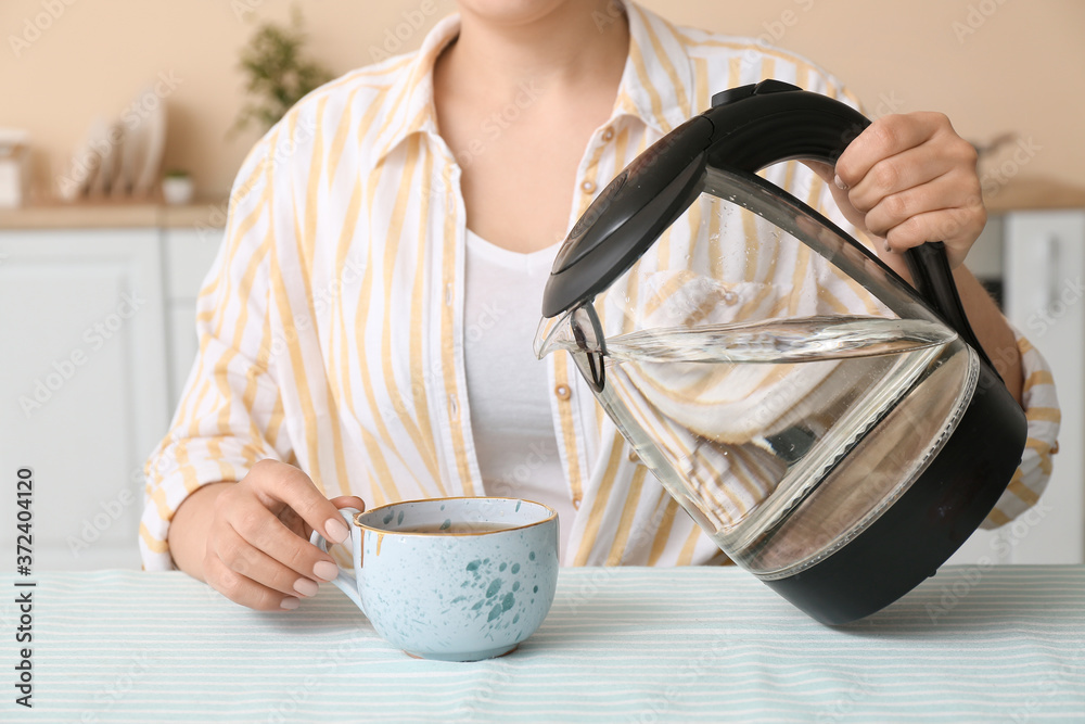 女人在厨房泡茶