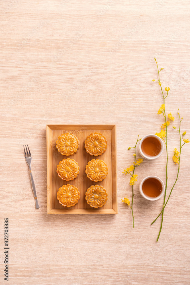 明亮木桌上的月饼、月饼、茶具中秋节假期概念设计w