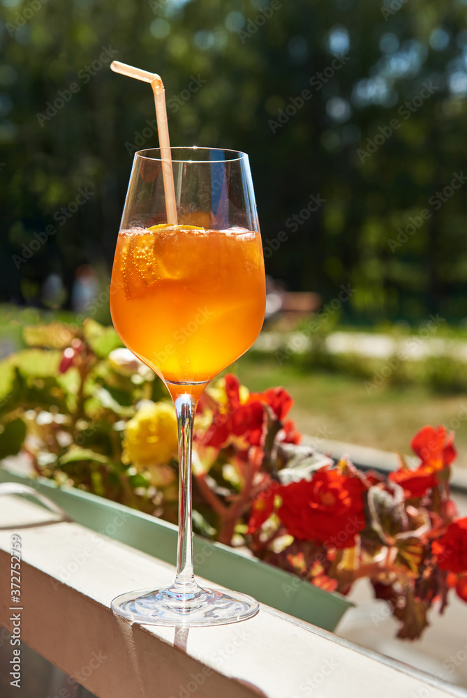 夏季餐厅里的一杯aperol雪碧鸡尾酒。