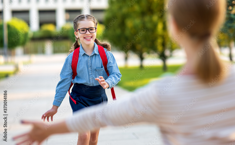 母亲在学校会见女儿。