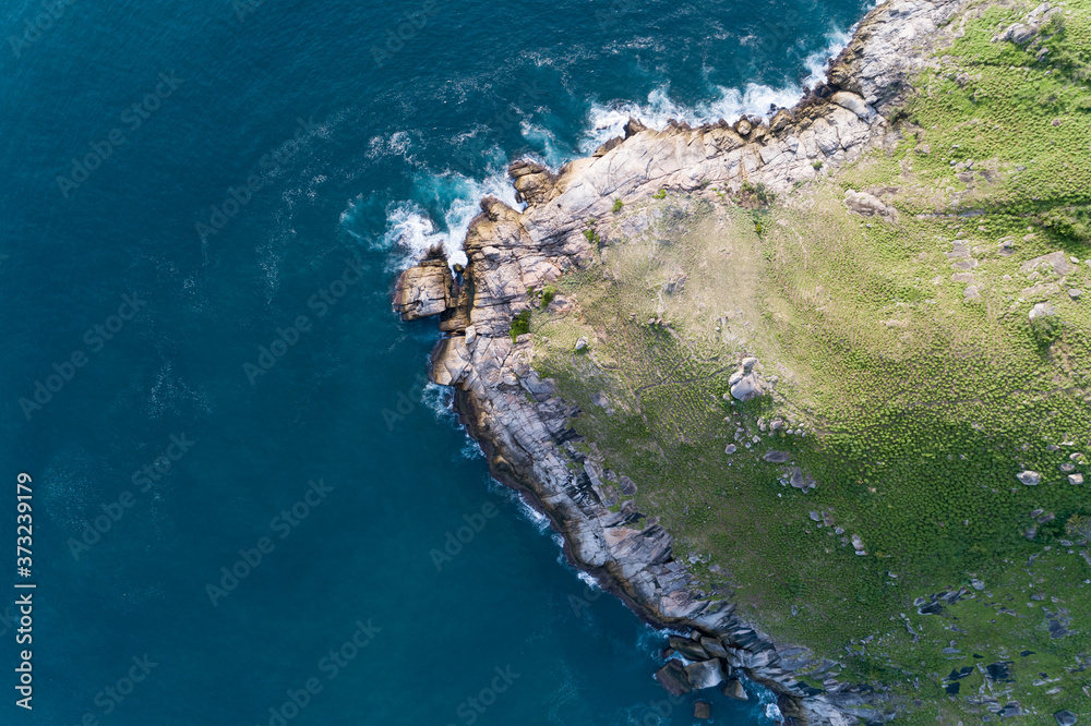 热带海洋，海浪冲击海岸和位于莱姆克拉廷的高山，新观点