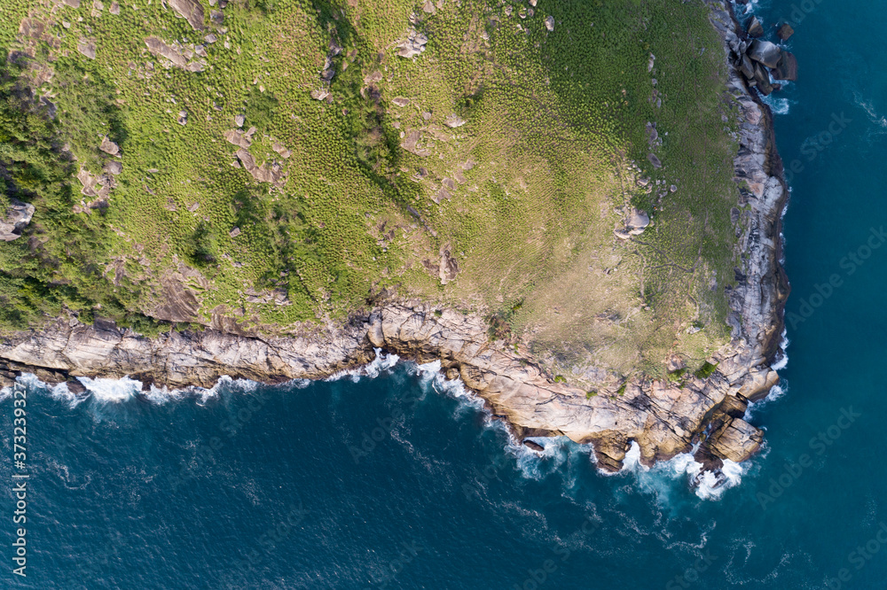 热带海洋，海浪冲击海岸，高山位于莱姆克拉廷新视点