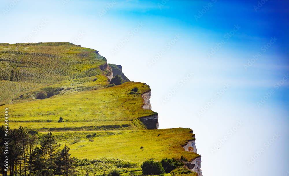 Etretat著名的绿草峭壁俯瞰蓝天美景