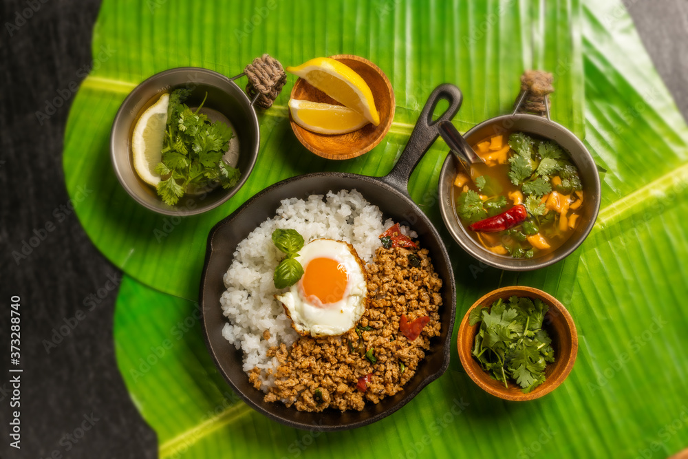 ガパオライス　タイ料理　 Phad Bai Gaprao Gai Sap Thai dish