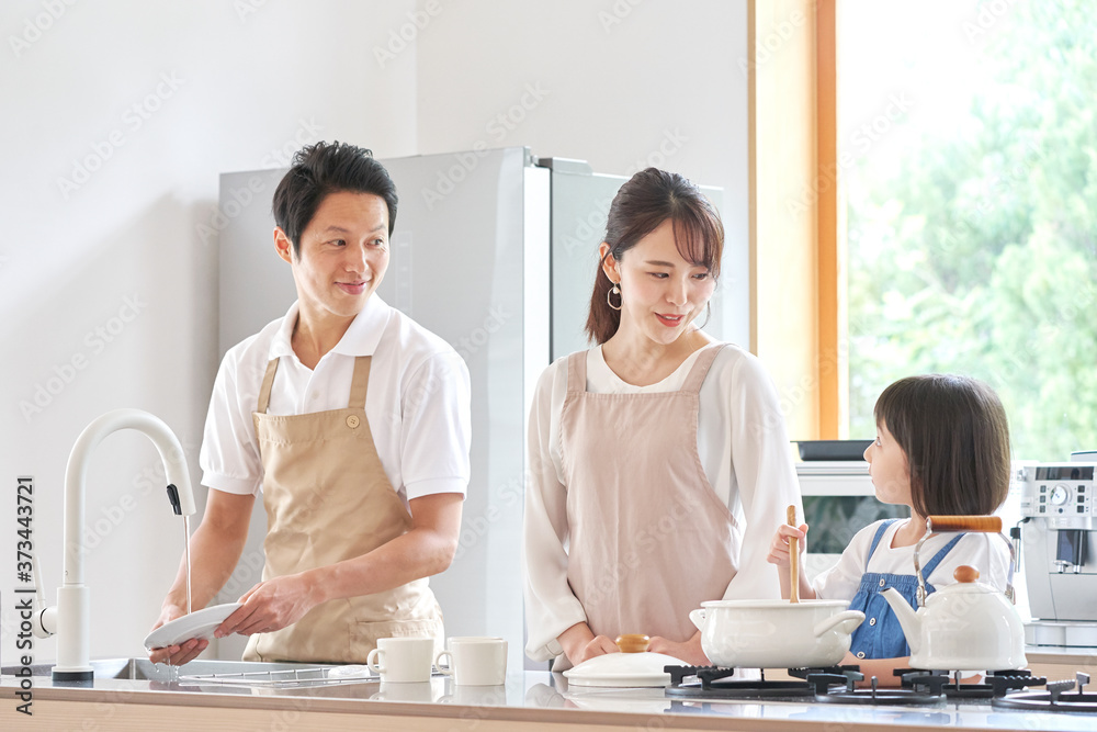 料理する家族