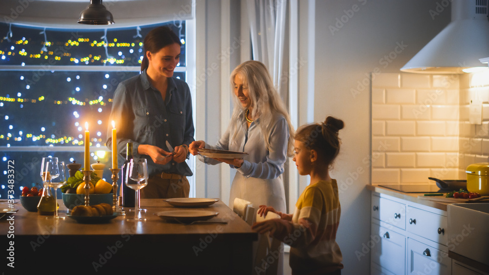 多代美女在厨房准备和供应晚餐。祖母，女儿