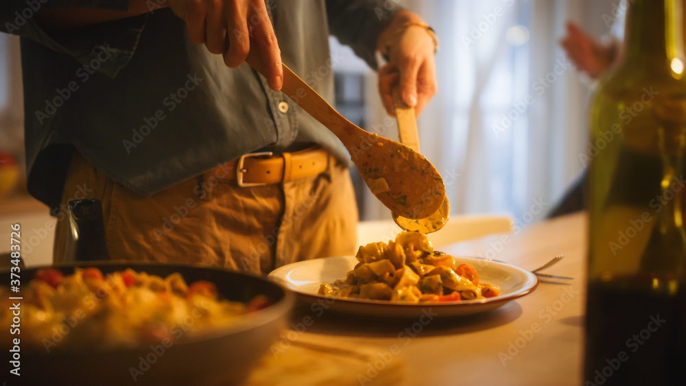 一个人在盘子里端上美味的意大利面。在里面端上专业烹饪的意大利面