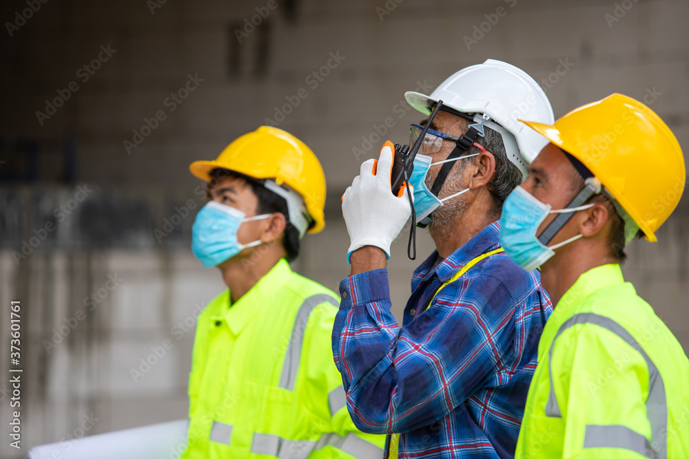 近距离观察亚洲工程师技术团队检查员的工人，以提高生产力在公司建造一栋房子