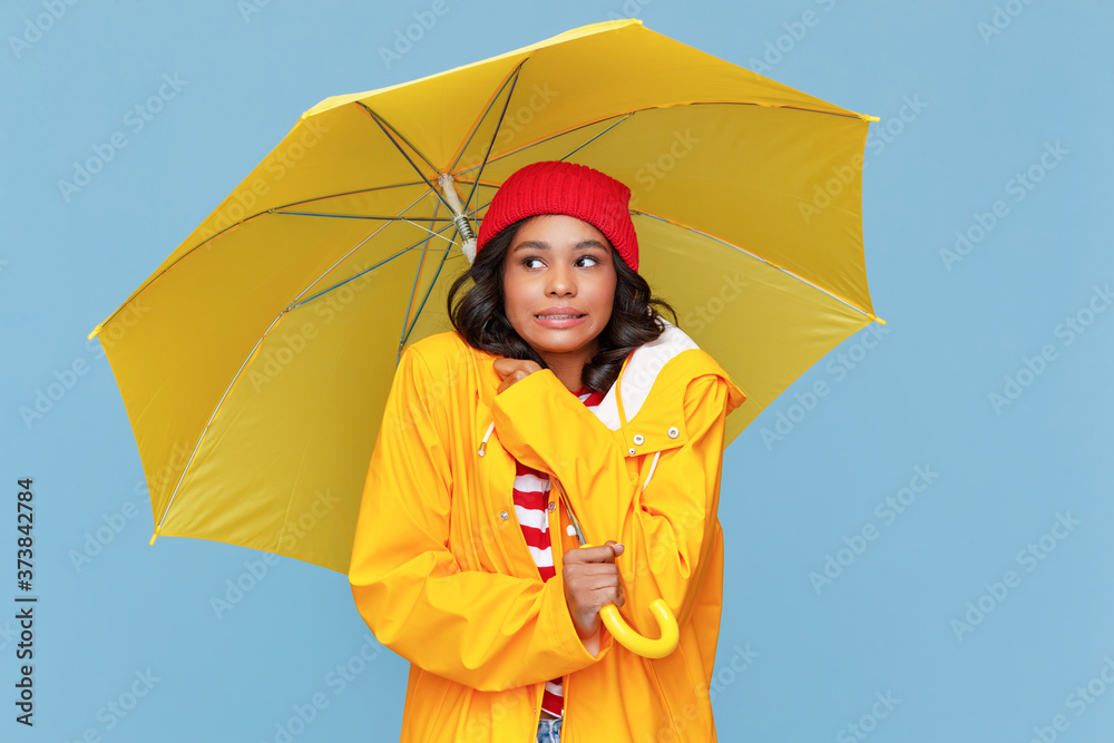 用雨伞冷冻少数民族女性。