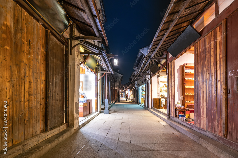 夜晚，中国苏州周庄古镇的街道