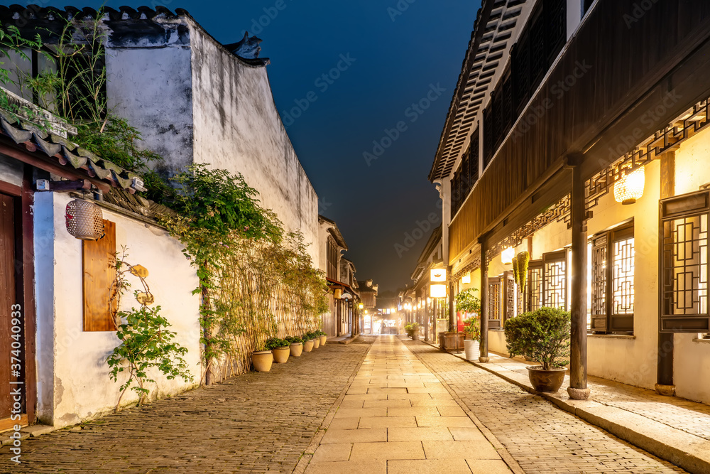 夜晚，中国苏州周庄古镇的街道