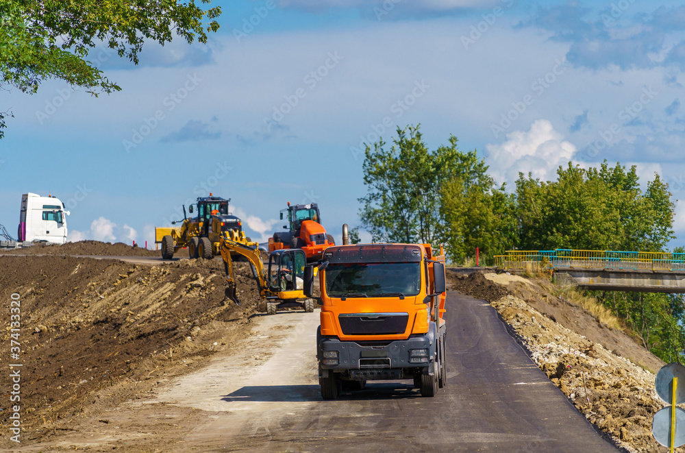 压路机在新道路施工现场工作的大图。选择性关注道路代表