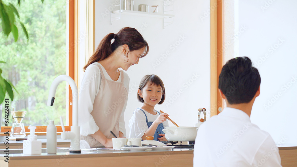 家族の料理風景