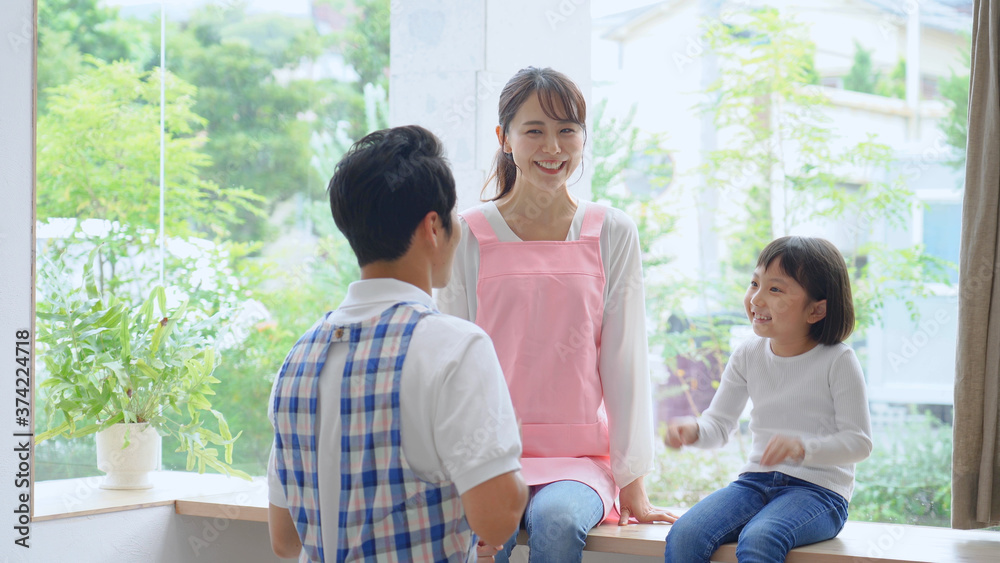 保育士と遊ぶ女の子