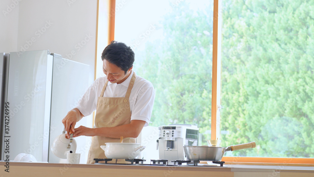 料理する男性