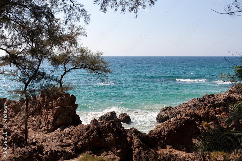 美丽热带海洋的景观自然风光，夏季和波浪时的海岸景观