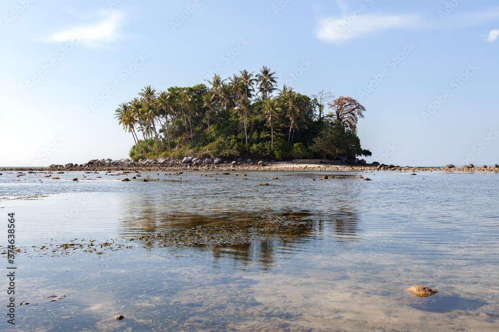 蓝色海洋和蓝天的小岛背景图像，用于自然背景或夏季设计ba