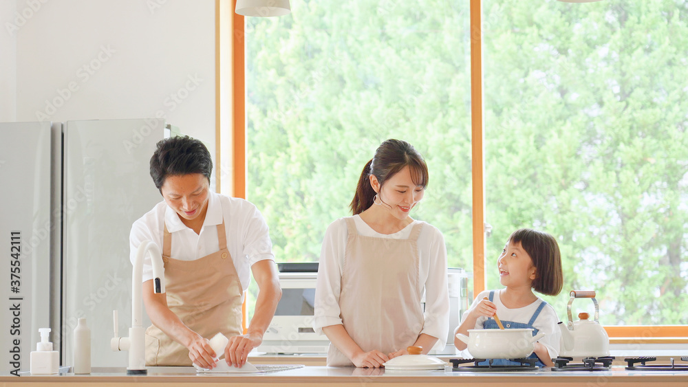 会話しながら料理する家族