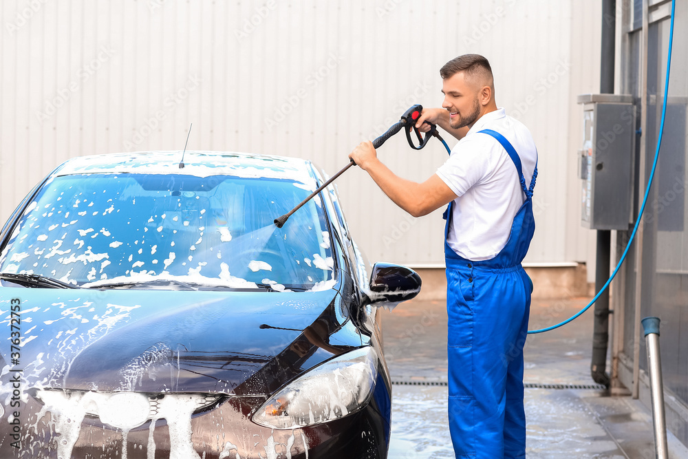 男工人在户外洗车