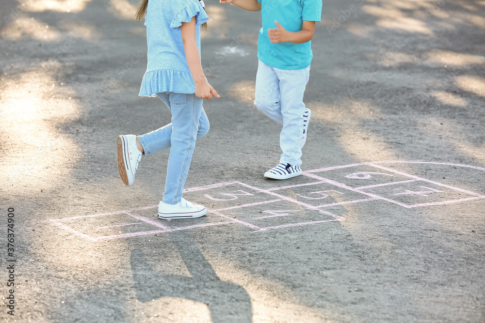 小孩子在户外玩跳房子