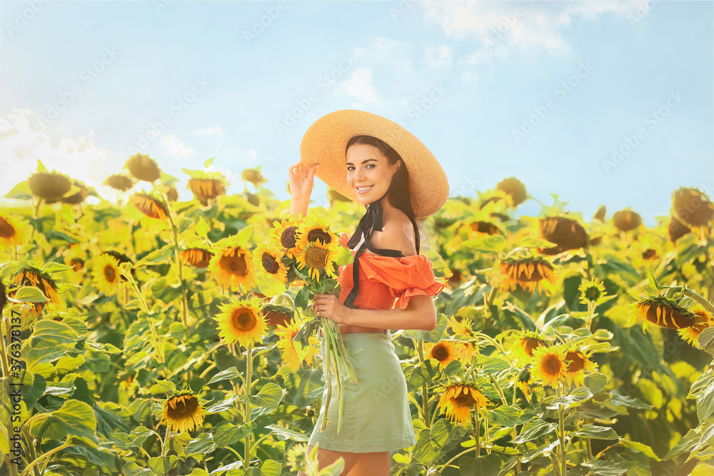 向日葵地里美丽的年轻女人