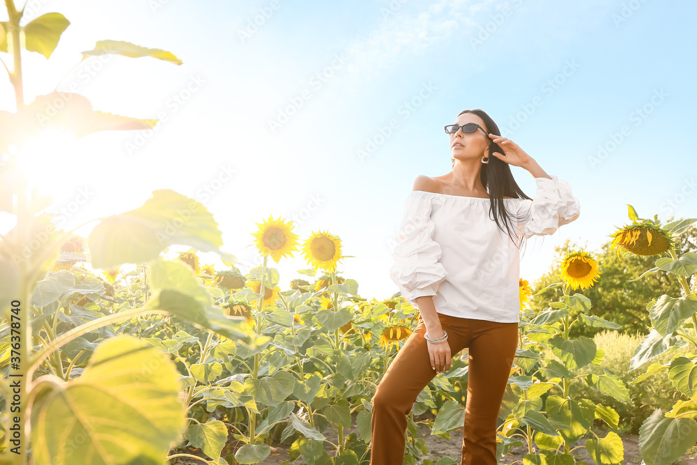 向日葵地里美丽的年轻女人