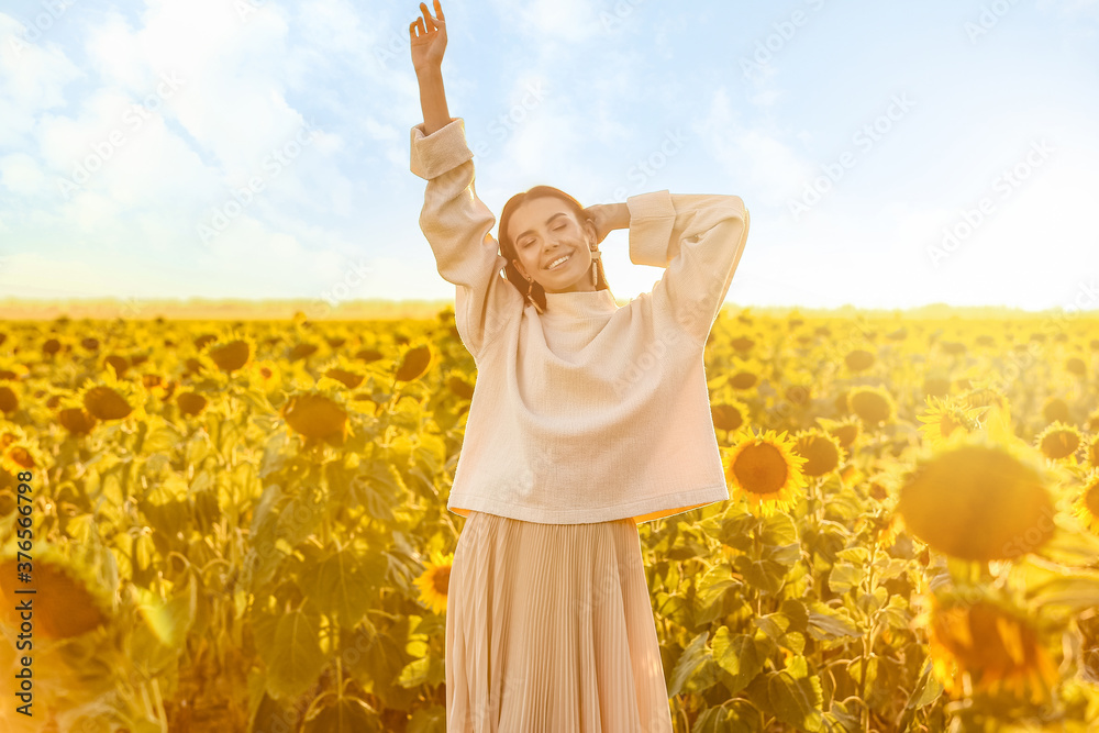 向日葵地里美丽的年轻女人