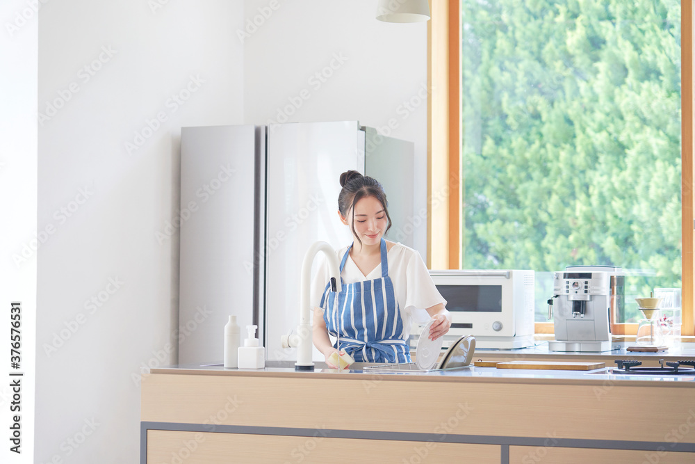 皿洗いする女性