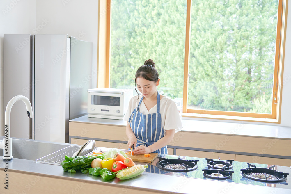 料理する女性